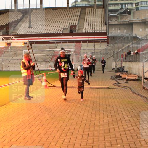 08.12.2024 - St. Pauli X-Mass-Run No. 14 Kathrin Stürmer Photography http://msf.ph/oto/7542687 08.12.2024 10:00:01 Ziel  meine-sportfotos.de