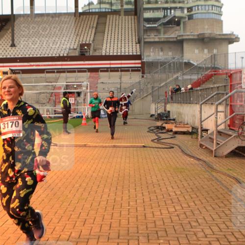 08.12.2024 - St. Pauli X-Mass-Run No. 14 Kathrin Stürmer Photography http://msf.ph/oto/7542742 08.12.2024 10:00:12 Ziel  meine-sportfotos.de