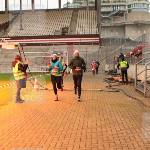 08.12.2024 - St. Pauli X-Mass-Run No. 14 Kathrin Stürmer Photography http://msf.ph/oto/7542793 08.12.2024 10:00:45 Ziel  meine-sportfotos.de