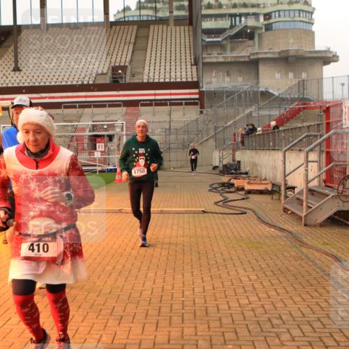 08.12.2024 - St. Pauli X-Mass-Run No. 14 Kathrin Stürmer Photography http://msf.ph/oto/7542805 08.12.2024 10:00:52 Ziel  meine-sportfotos.de