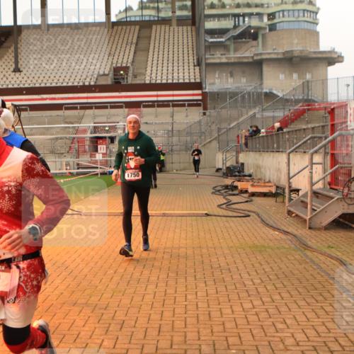 08.12.2024 - St. Pauli X-Mass-Run No. 14 Kathrin Stürmer Photography http://msf.ph/oto/7542806 08.12.2024 10:00:52 Ziel  meine-sportfotos.de