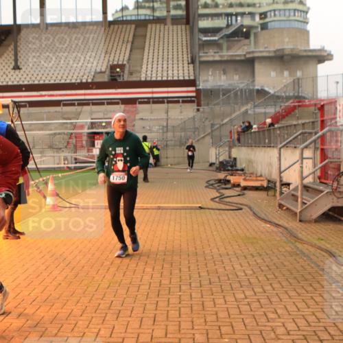 08.12.2024 - St. Pauli X-Mass-Run No. 14 Kathrin Stürmer Photography http://msf.ph/oto/7542807 08.12.2024 10:00:53 Ziel  meine-sportfotos.de