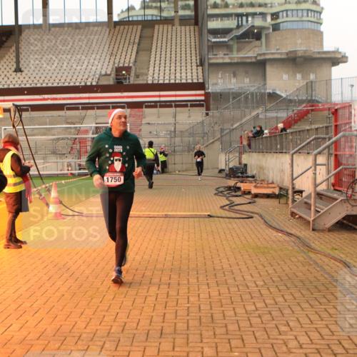 08.12.2024 - St. Pauli X-Mass-Run No. 14 Kathrin Stürmer Photography http://msf.ph/oto/7542808 08.12.2024 10:00:53 Ziel  meine-sportfotos.de