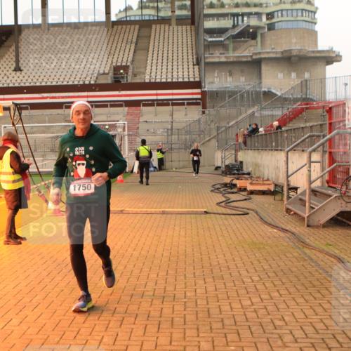 08.12.2024 - St. Pauli X-Mass-Run No. 14 Kathrin Stürmer Photography http://msf.ph/oto/7542810 08.12.2024 10:00:53 Ziel  meine-sportfotos.de