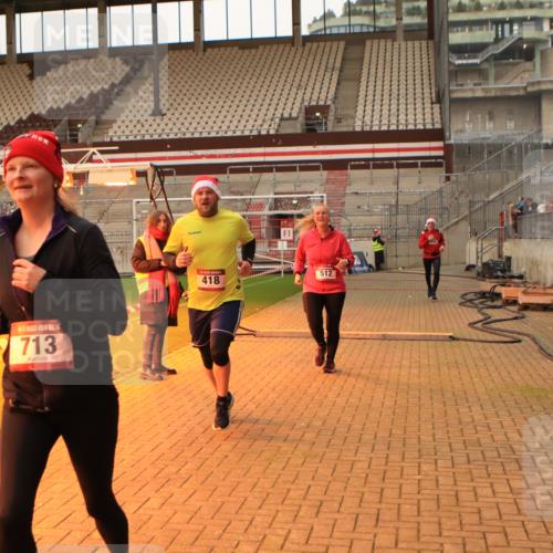 08.12.2024 - St. Pauli X-Mass-Run No. 14 Kathrin Stürmer Photography http://msf.ph/oto/7542841 08.12.2024 10:01:09 Ziel  meine-sportfotos.de