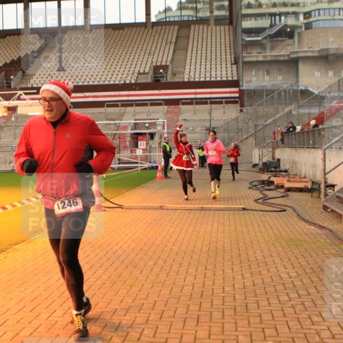 08.12.2024 - St. Pauli X-Mass-Run No. 14 Kathrin Stürmer Photography http://msf.ph/oto/7542870 08.12.2024 10:01:25 Ziel  meine-sportfotos.de