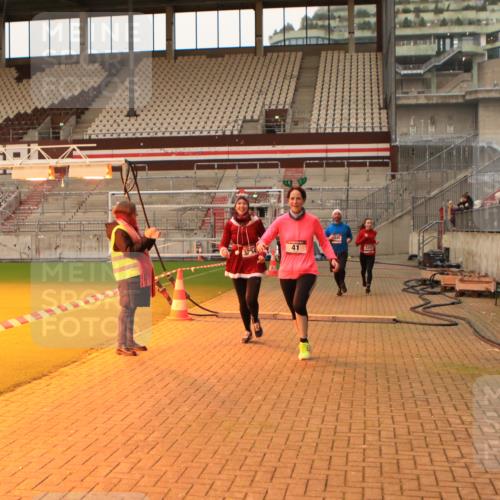 08.12.2024 - St. Pauli X-Mass-Run No. 14 Kathrin Stürmer Photography http://msf.ph/oto/7542872 08.12.2024 10:01:26 Ziel  meine-sportfotos.de