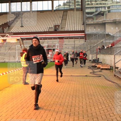 08.12.2024 - St. Pauli X-Mass-Run No. 14 Kathrin Stürmer Photography http://msf.ph/oto/7542904 08.12.2024 10:01:38 Ziel  meine-sportfotos.de