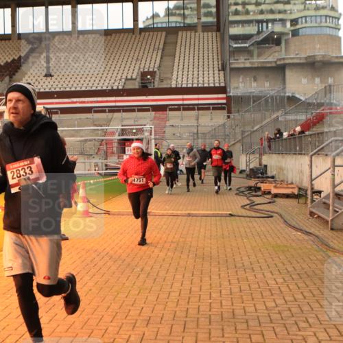 08.12.2024 - St. Pauli X-Mass-Run No. 14 Kathrin Stürmer Photography http://msf.ph/oto/7542906 08.12.2024 10:01:39 Ziel  meine-sportfotos.de