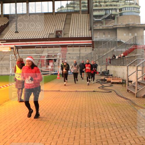 08.12.2024 - St. Pauli X-Mass-Run No. 14 Kathrin Stürmer Photography http://msf.ph/oto/7542908 08.12.2024 10:01:40 Ziel  meine-sportfotos.de