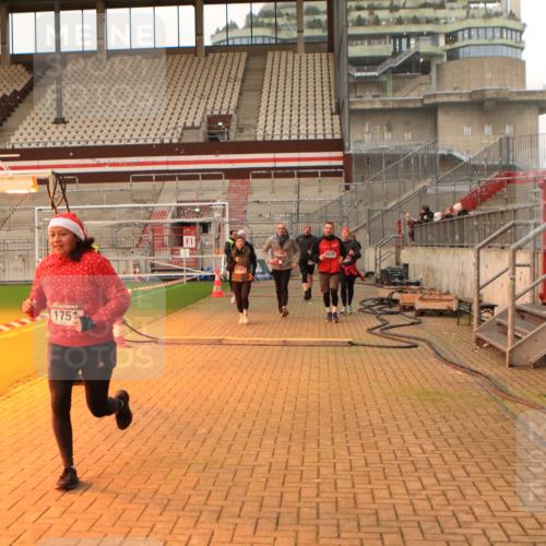 08.12.2024 - St. Pauli X-Mass-Run No. 14 Kathrin Stürmer Photography http://msf.ph/oto/7542909 08.12.2024 10:01:40 Ziel  meine-sportfotos.de