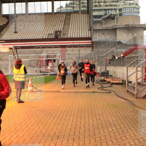 08.12.2024 - St. Pauli X-Mass-Run No. 14 Kathrin Stürmer Photography http://msf.ph/oto/7542911 08.12.2024 10:01:40 Ziel  meine-sportfotos.de