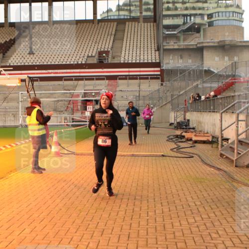 08.12.2024 - St. Pauli X-Mass-Run No. 14 Kathrin Stürmer Photography http://msf.ph/oto/7542940 08.12.2024 10:01:47 Ziel  meine-sportfotos.de