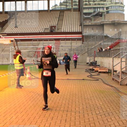 08.12.2024 - St. Pauli X-Mass-Run No. 14 Kathrin Stürmer Photography http://msf.ph/oto/7542941 08.12.2024 10:01:47 Ziel  meine-sportfotos.de