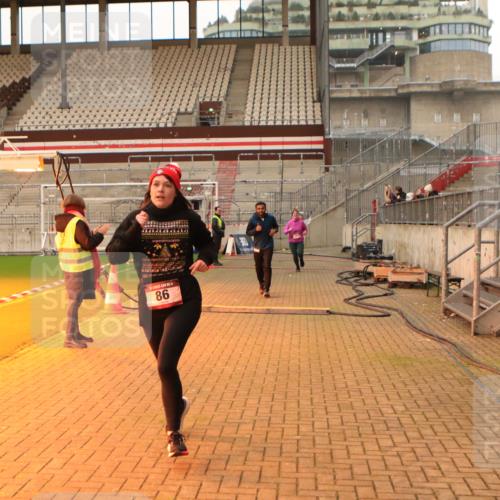08.12.2024 - St. Pauli X-Mass-Run No. 14 Kathrin Stürmer Photography http://msf.ph/oto/7542942 08.12.2024 10:01:47 Ziel  meine-sportfotos.de