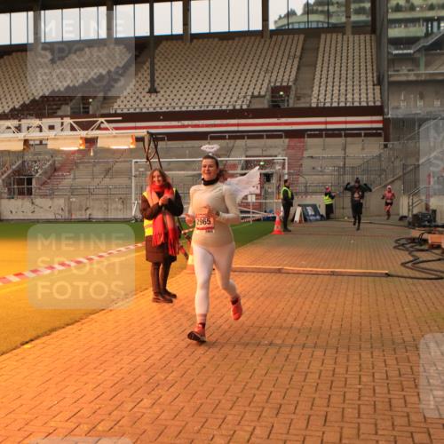 08.12.2024 - St. Pauli X-Mass-Run No. 14 Kathrin Stürmer Photography http://msf.ph/oto/7542968 08.12.2024 10:01:55 Ziel  meine-sportfotos.de
