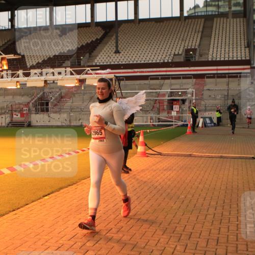 08.12.2024 - St. Pauli X-Mass-Run No. 14 Kathrin Stürmer Photography http://msf.ph/oto/7542971 08.12.2024 10:01:55 Ziel  meine-sportfotos.de