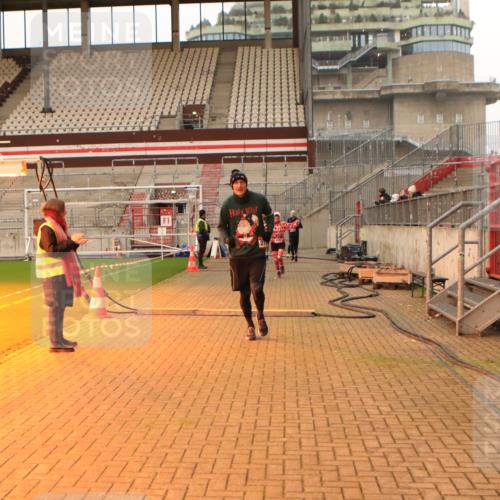 08.12.2024 - St. Pauli X-Mass-Run No. 14 Kathrin Stürmer Photography http://msf.ph/oto/7542975 08.12.2024 10:02:00 Ziel  meine-sportfotos.de