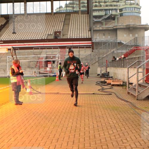 08.12.2024 - St. Pauli X-Mass-Run No. 14 Kathrin Stürmer Photography http://msf.ph/oto/7542976 08.12.2024 10:02:00 Ziel  meine-sportfotos.de