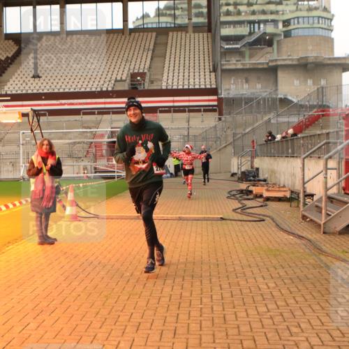 08.12.2024 - St. Pauli X-Mass-Run No. 14 Kathrin Stürmer Photography http://msf.ph/oto/7542979 08.12.2024 10:02:00 Ziel  meine-sportfotos.de