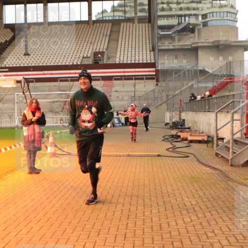08.12.2024 - St. Pauli X-Mass-Run No. 14 Kathrin Stürmer Photography http://msf.ph/oto/7542980 08.12.2024 10:02:01 Ziel  meine-sportfotos.de
