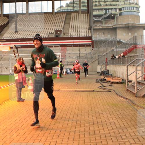 08.12.2024 - St. Pauli X-Mass-Run No. 14 Kathrin Stürmer Photography http://msf.ph/oto/7542981 08.12.2024 10:02:01 Ziel  meine-sportfotos.de