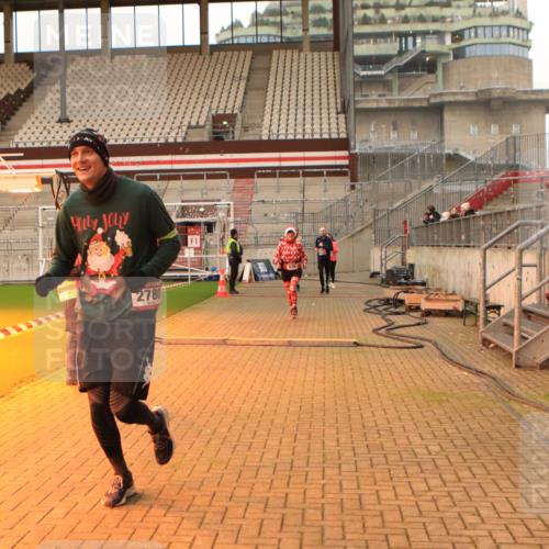 08.12.2024 - St. Pauli X-Mass-Run No. 14 Kathrin Stürmer Photography http://msf.ph/oto/7542982 08.12.2024 10:02:01 Ziel  meine-sportfotos.de