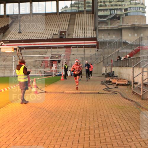 08.12.2024 - St. Pauli X-Mass-Run No. 14 Kathrin Stürmer Photography http://msf.ph/oto/7542984 08.12.2024 10:02:02 Ziel  meine-sportfotos.de