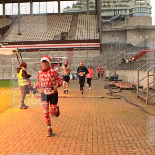 08.12.2024 - St. Pauli X-Mass-Run No. 14 Kathrin Stürmer Photography http://msf.ph/oto/7542997 08.12.2024 10:02:04 Ziel  meine-sportfotos.de