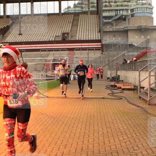 08.12.2024 - St. Pauli X-Mass-Run No. 14 Kathrin Stürmer Photography http://msf.ph/oto/7543000 08.12.2024 10:02:05 Ziel  meine-sportfotos.de