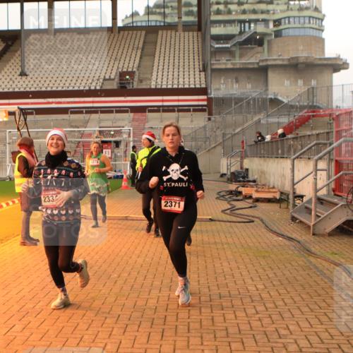 08.12.2024 - St. Pauli X-Mass-Run No. 14 Kathrin Stürmer Photography http://msf.ph/oto/7543040 08.12.2024 10:02:20 Ziel  meine-sportfotos.de