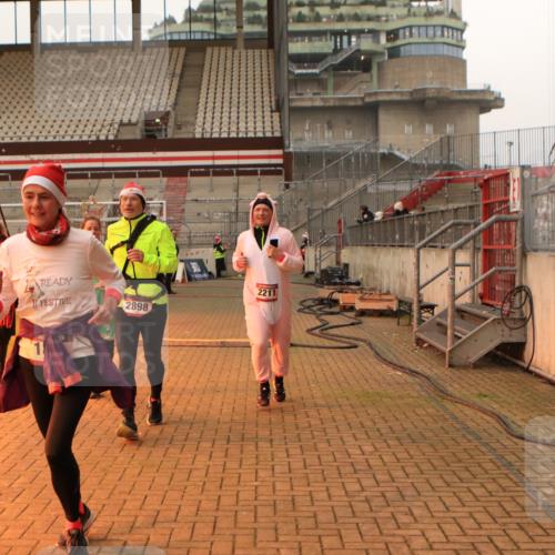 08.12.2024 - St. Pauli X-Mass-Run No. 14 Kathrin Stürmer Photography http://msf.ph/oto/7543046 08.12.2024 10:02:22 Ziel  meine-sportfotos.de