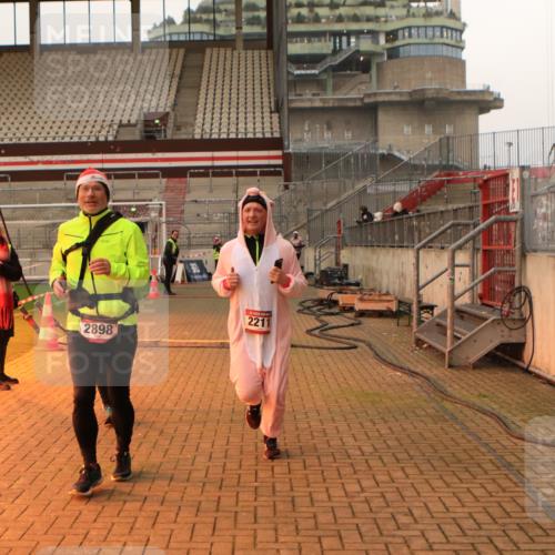 08.12.2024 - St. Pauli X-Mass-Run No. 14 Kathrin Stürmer Photography http://msf.ph/oto/7543047 08.12.2024 10:02:23 Ziel  meine-sportfotos.de