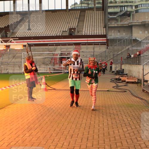 08.12.2024 - St. Pauli X-Mass-Run No. 14 Kathrin Stürmer Photography http://msf.ph/oto/7543060 08.12.2024 10:02:36 Ziel  meine-sportfotos.de