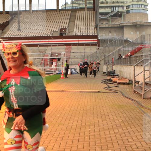08.12.2024 - St. Pauli X-Mass-Run No. 14 Kathrin Stürmer Photography http://msf.ph/oto/7543069 08.12.2024 10:02:38 Ziel  meine-sportfotos.de