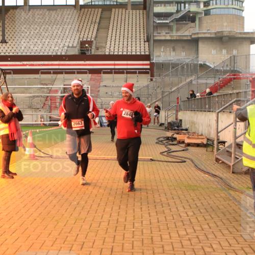 08.12.2024 - St. Pauli X-Mass-Run No. 14 Kathrin Stürmer Photography http://msf.ph/oto/7543073 08.12.2024 10:03:24 Ziel  meine-sportfotos.de