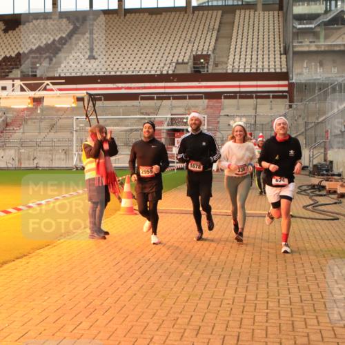 08.12.2024 - St. Pauli X-Mass-Run No. 14 Kathrin Stürmer Photography http://msf.ph/oto/7543114 08.12.2024 10:03:33 Ziel  meine-sportfotos.de