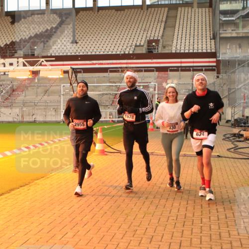 08.12.2024 - St. Pauli X-Mass-Run No. 14 Kathrin Stürmer Photography http://msf.ph/oto/7543117 08.12.2024 10:03:33 Ziel  meine-sportfotos.de