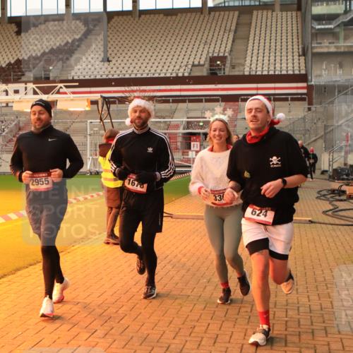 08.12.2024 - St. Pauli X-Mass-Run No. 14 Kathrin Stürmer Photography http://msf.ph/oto/7543120 08.12.2024 10:03:34 Ziel  meine-sportfotos.de