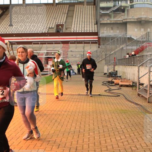 08.12.2024 - St. Pauli X-Mass-Run No. 14 Kathrin Stürmer Photography http://msf.ph/oto/7543147 08.12.2024 10:03:40 Ziel  meine-sportfotos.de