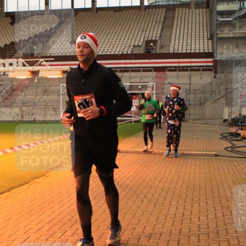 08.12.2024 - St. Pauli X-Mass-Run No. 14 Kathrin Stürmer Photography http://msf.ph/oto/7543161 08.12.2024 10:03:44 Ziel  meine-sportfotos.de