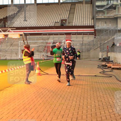 08.12.2024 - St. Pauli X-Mass-Run No. 14 Kathrin Stürmer Photography http://msf.ph/oto/7543166 08.12.2024 10:03:45 Ziel  meine-sportfotos.de