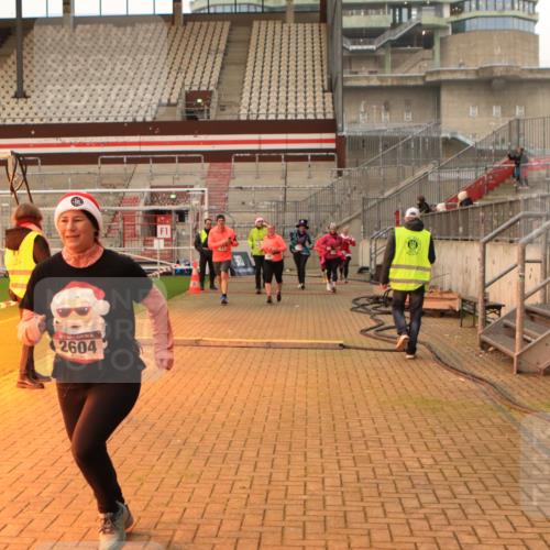 08.12.2024 - St. Pauli X-Mass-Run No. 14 Kathrin Stürmer Photography http://msf.ph/oto/7543201 08.12.2024 10:04:01 Ziel  meine-sportfotos.de