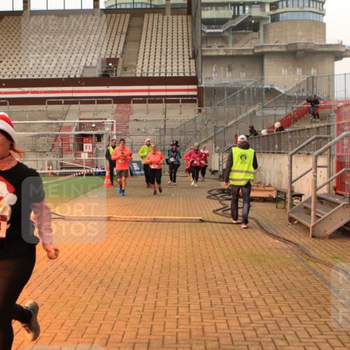 08.12.2024 - St. Pauli X-Mass-Run No. 14 Kathrin Stürmer Photography http://msf.ph/oto/7543202 08.12.2024 10:04:01 Ziel  meine-sportfotos.de