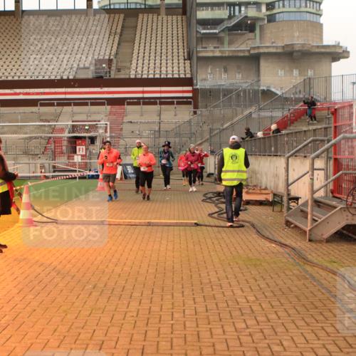 08.12.2024 - St. Pauli X-Mass-Run No. 14 Kathrin Stürmer Photography http://msf.ph/oto/7543204 08.12.2024 10:04:02 Ziel  meine-sportfotos.de