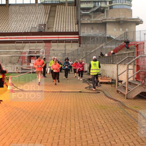 08.12.2024 - St. Pauli X-Mass-Run No. 14 Kathrin Stürmer Photography http://msf.ph/oto/7543209 08.12.2024 10:04:03 Ziel  meine-sportfotos.de