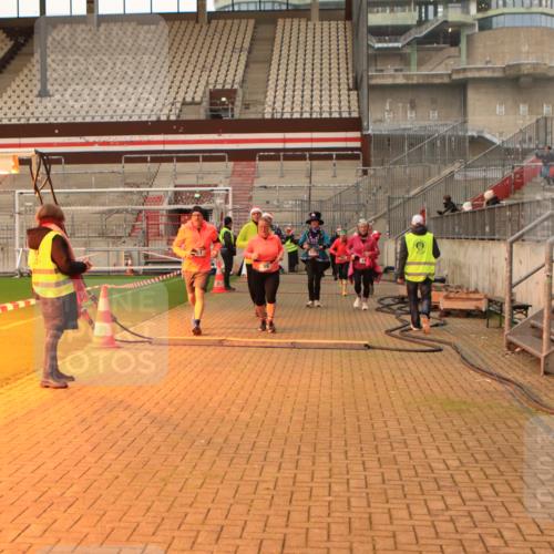 08.12.2024 - St. Pauli X-Mass-Run No. 14 Kathrin Stürmer Photography http://msf.ph/oto/7543213 08.12.2024 10:04:04 Ziel  meine-sportfotos.de