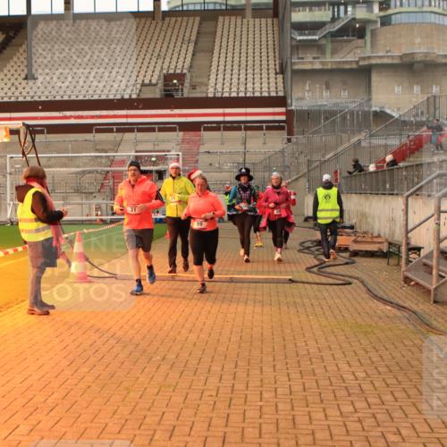 08.12.2024 - St. Pauli X-Mass-Run No. 14 Kathrin Stürmer Photography http://msf.ph/oto/7543219 08.12.2024 10:04:05 Ziel  meine-sportfotos.de