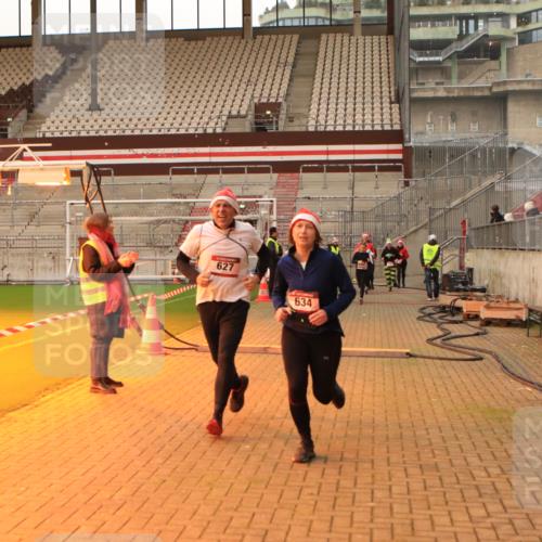08.12.2024 - St. Pauli X-Mass-Run No. 14 Kathrin Stürmer Photography http://msf.ph/oto/7543220 08.12.2024 10:04:11 Ziel  meine-sportfotos.de