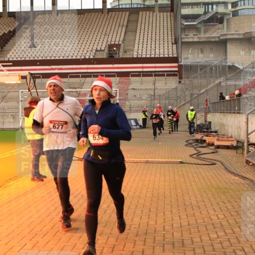 08.12.2024 - St. Pauli X-Mass-Run No. 14 Kathrin Stürmer Photography http://msf.ph/oto/7543223 08.12.2024 10:04:12 Ziel  meine-sportfotos.de